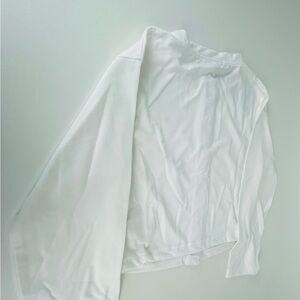 BUTTON FRONT LONG GLEEVE CROP
TOP
WHITE